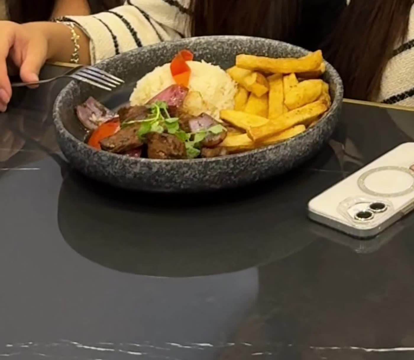 Lomo saltado criollo