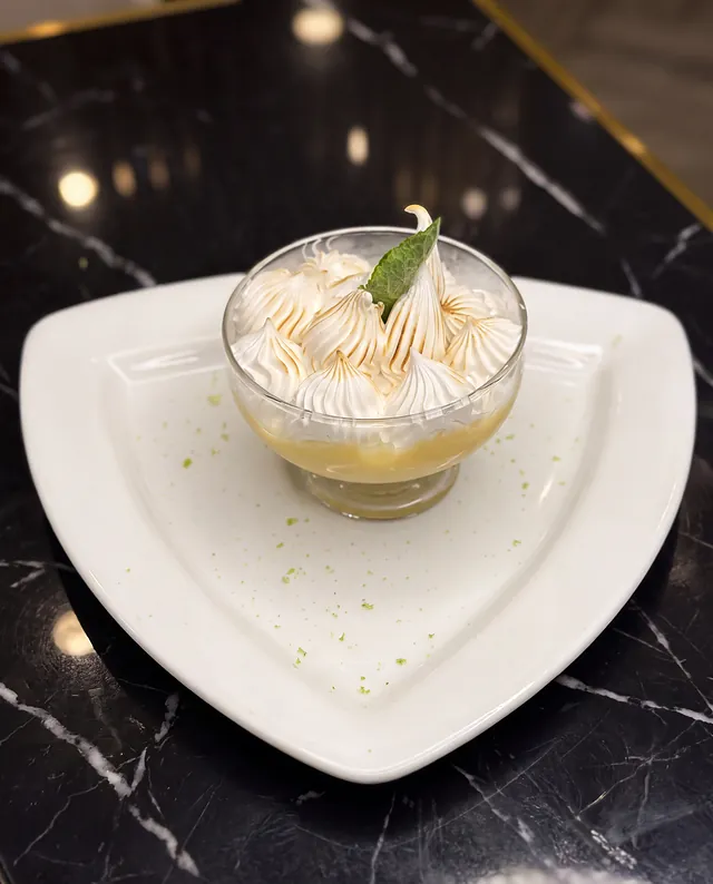 Copa de crema de limón con merengue