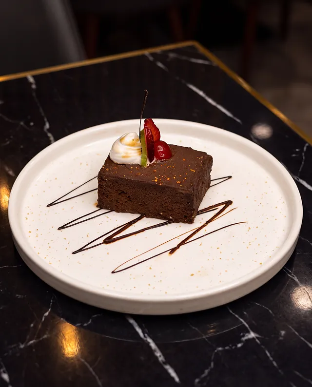 Cuadrado de chocolate con frutilla y merengue