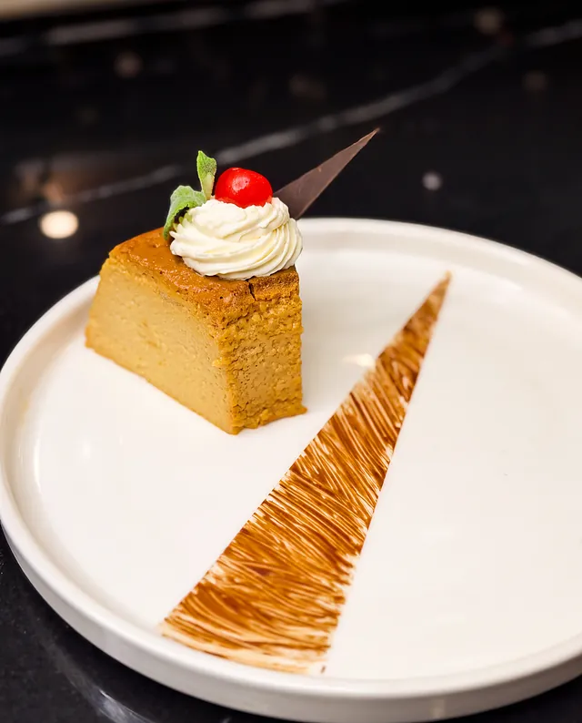 Postre de caramelo con crema y guinda