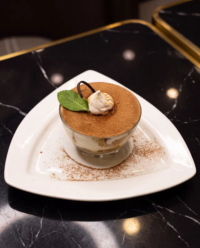 Postre en copa con cacao, crema y menta