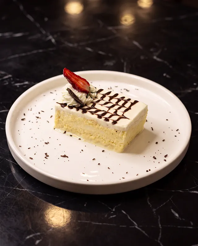 Torta de vainilla con frutilla y chocolate